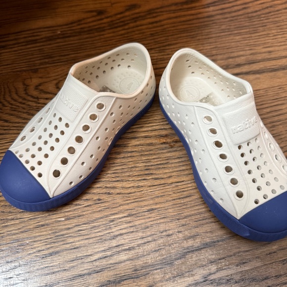 Natives- size C8- barely worn, excellent condition - Picture 3 of 3